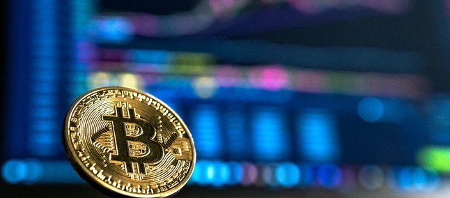 Bitcoin e outras criptomoedas caem após China alertar para risco de volatilidade