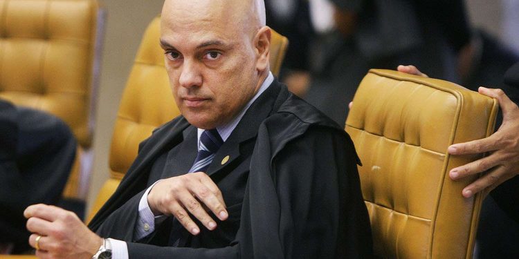 Alexandre de Moraes registra BO contra frequentadores de clube em SP que o xingaram