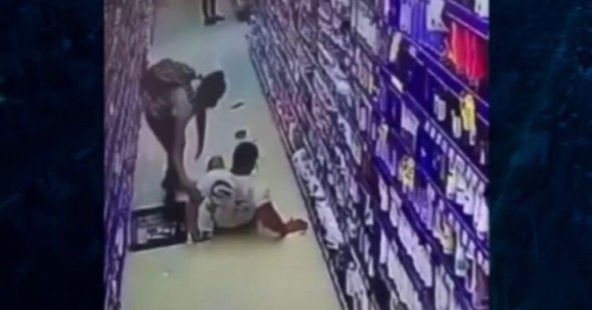 Vídeo: Homem é acusado de simular quedas para pedir indenização em mercado