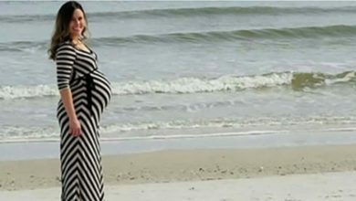 Marido tira uma foto da esposa grávida na praia, mas fica em choque com o que aparece à direita dela