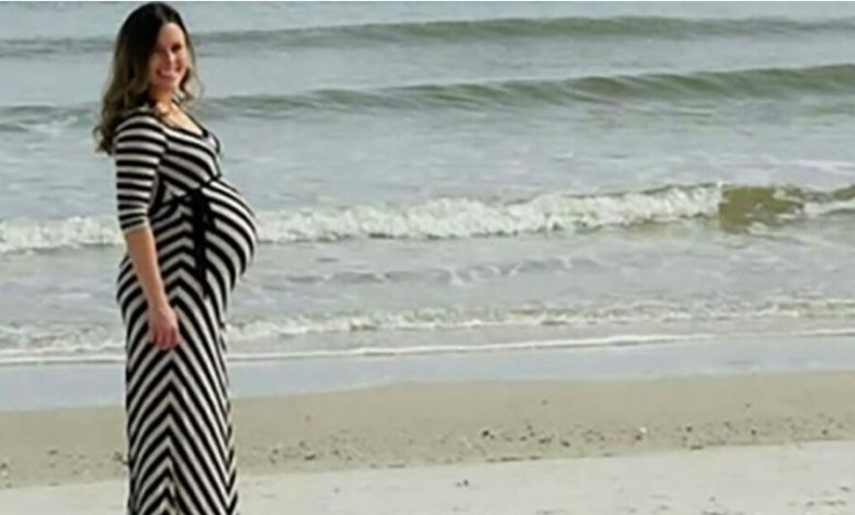 Marido tira uma foto da esposa grávida na praia, mas fica em choque com o que aparece à direita dela