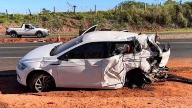 Passageiro morre em acidente entre carro de grupo de estudantes que voltava de formatura