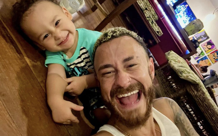 Fred Bruno mostra reencontro com o filho após desistir do BBB e emociona a web