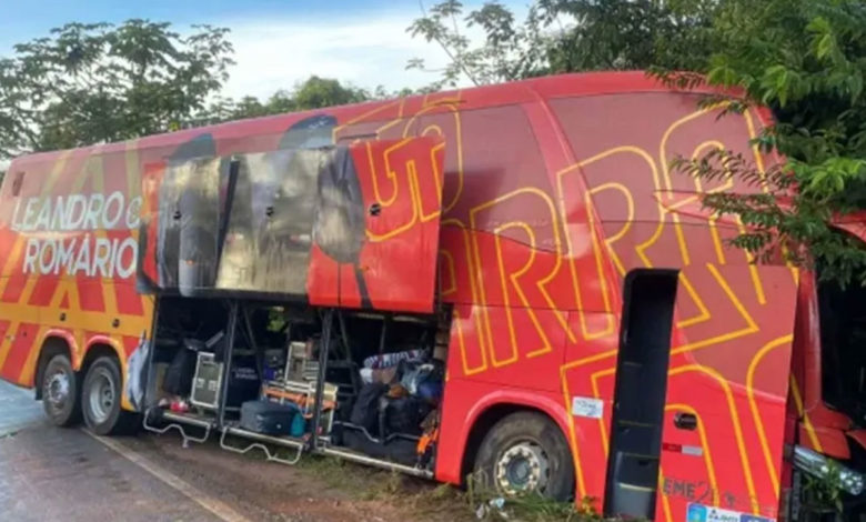 Ônibus da dupla Leandro e Romário se envolve em acidente