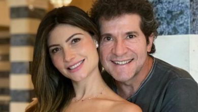 Esposa de Daniel mostra filha caçula na sala da mansão luxuosa