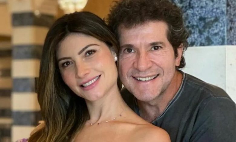 Esposa de Daniel mostra filha caçula na sala da mansão luxuosa