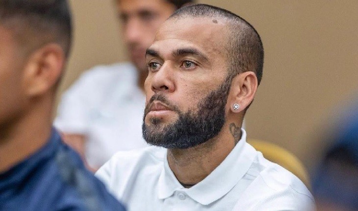 Ex de Daniel Alves sai em defesa do atleta após visitá-lo na prisão: ‘Sabemos que ele é inocente’