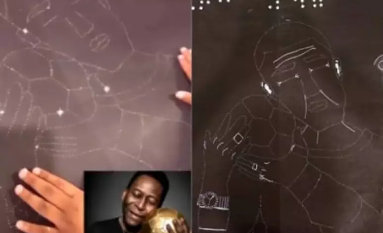 Professora adapta foto de Pelé em braille para que estudantes cegos possam conheça o rosto do Rei do Futebol