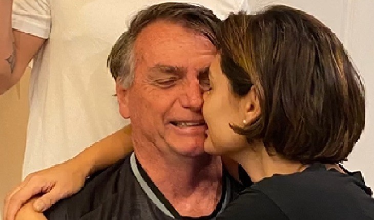 Com direito a beijo na boca, Michelle Bolsonaro surge em momento íntimo com Jair Bolsonaro em passeio nos EUA