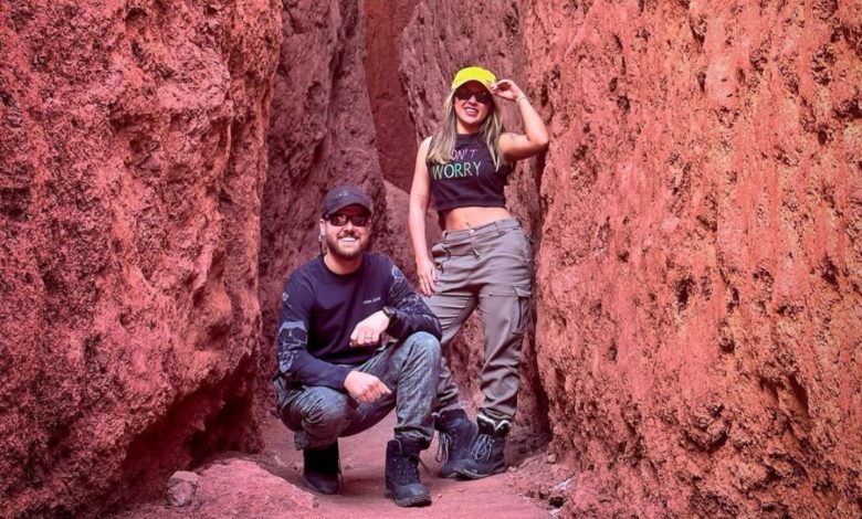 Zé Neto e Natália Toscano viajam pelo deserto e encantam. Fotos!