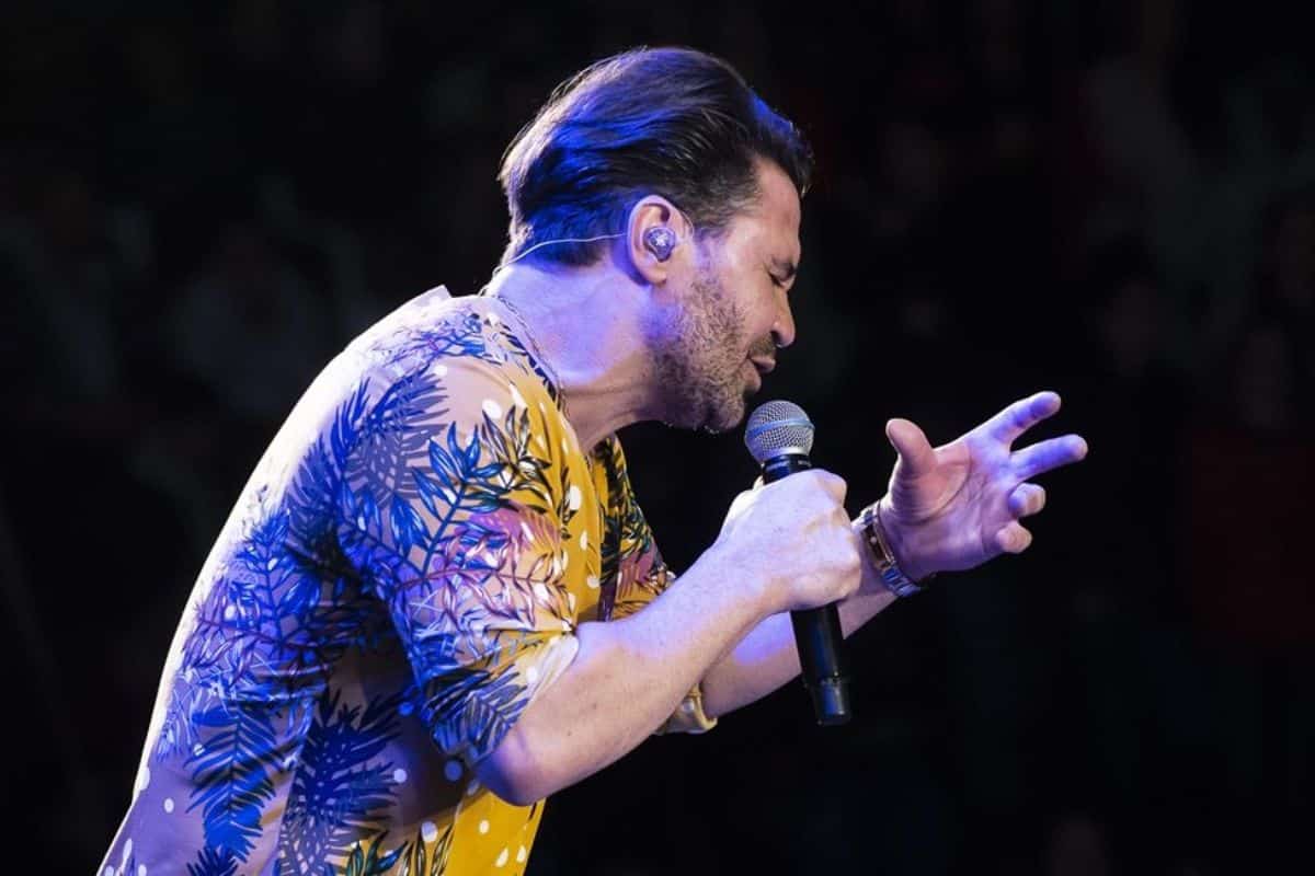 Eduardo Costa chora durante live e ameaça desistir da carreira (Foto: Reprodução/Internet)