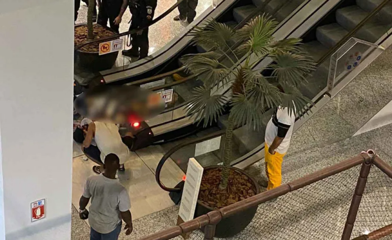 Homem é surpreendido por criminosos e perde a vida em escada rolante de shopping