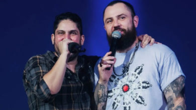 Jorge e Mateus ironizam boicote e apresentador vira chacota