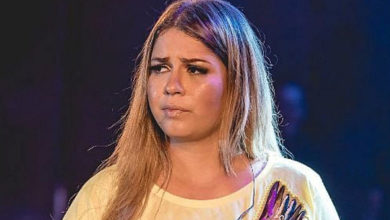 Fã de Marília Mendonça limpa túmulo da cantora e emociona