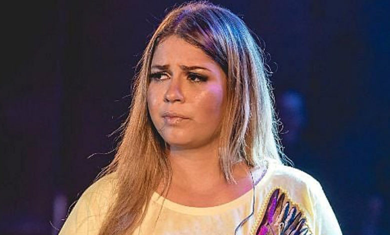 Fã de Marília Mendonça limpa túmulo da cantora e emociona