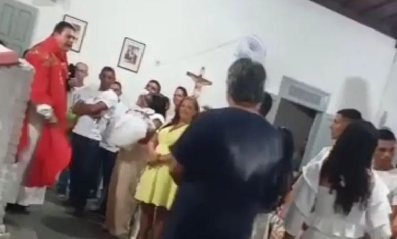 Vídeo: Padre expulsa padrinho durante batismo em igreja de Propriá