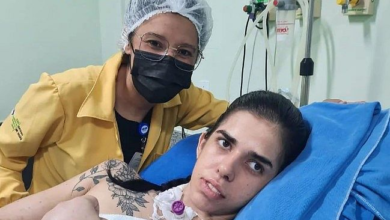 Jovem internada após cheirar pimenta recebe visita de filhas após quase três meses no hospital