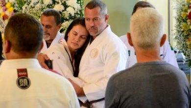 Malvino Salvador ampara a esposa em velório; os dois estavam vestindo kimono