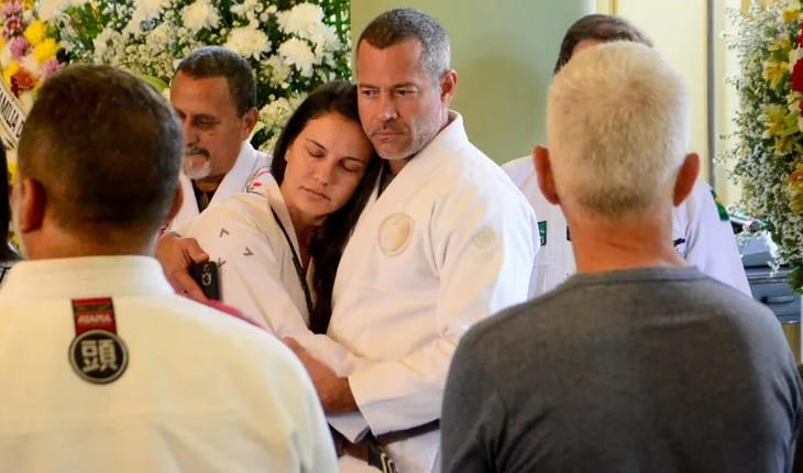 Malvino Salvador ampara a esposa em velório; os dois estavam vestindo kimono