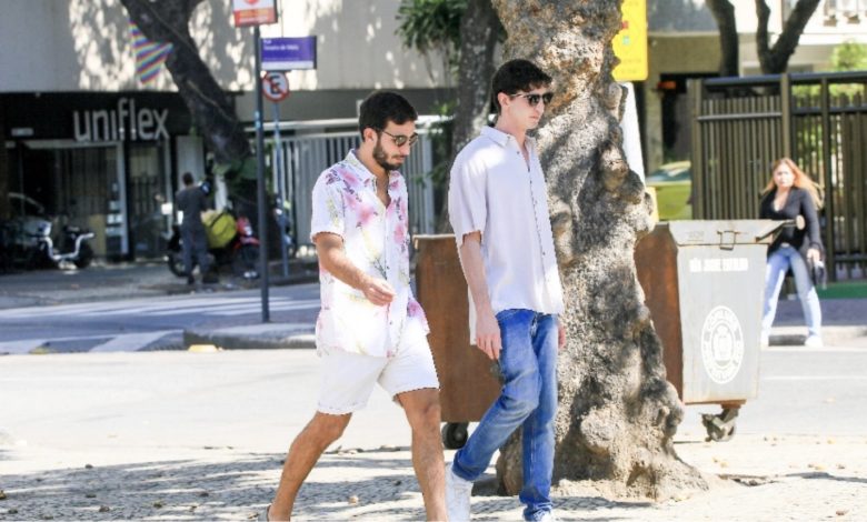 Johnny Massaro, de Terra e Paixão, surge com o namorado em passeio no Rio de Janeiro