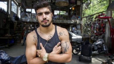 Caio Castro faz mais uma tatuagem além das que já têm espalhadas pelo corpo