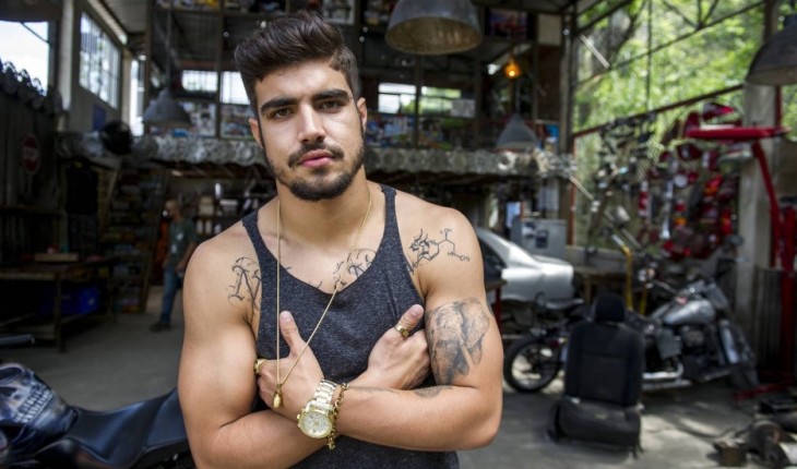 Caio Castro faz mais uma tatuagem além das que já têm espalhadas pelo corpo