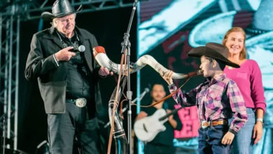 Menino de 8 anos toca berrante com Sérgio Reis durante show