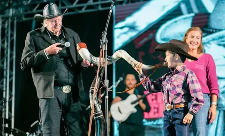 Menino de 8 anos toca berrante com Sérgio Reis durante show