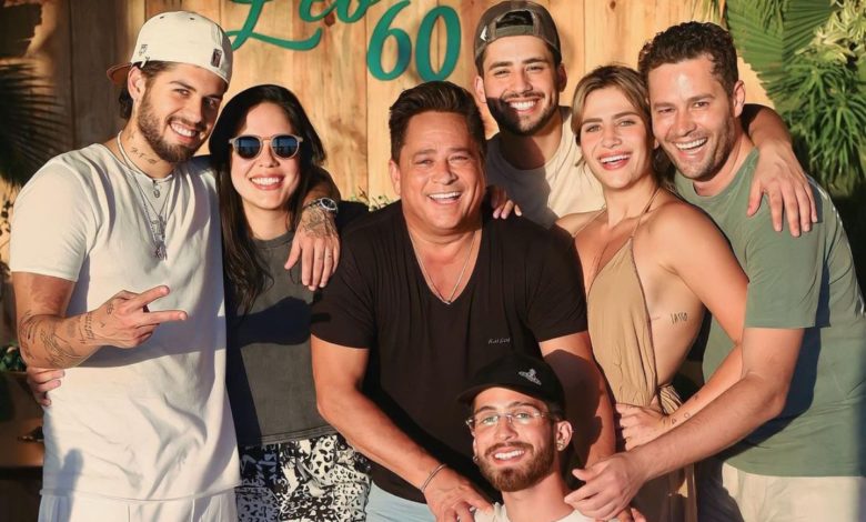 Leonardo chama atenção com foto ao lado dos 6 filhos em festa