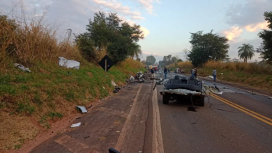 Homem perde a vida após bater contra van e carreta na BR-376; carro partiu ao meio