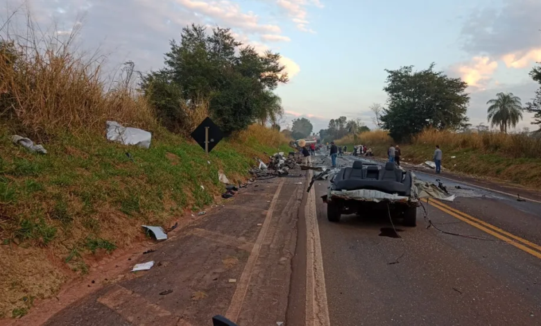 Homem perde a vida após bater contra van e carreta na BR-376; carro partiu ao meio