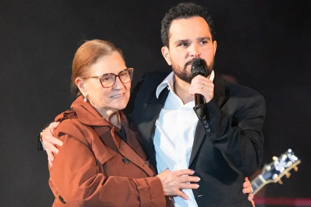 Luciano Camargo recebe sua mãe, dona Helena em show Gospel (Foto: Divulgação)