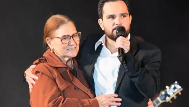 Luciano Camargo recebe sua mãe em show gospel