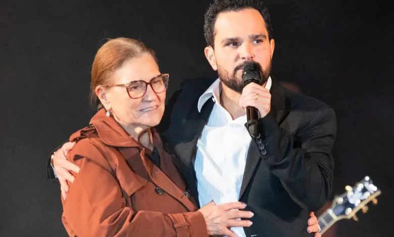 Luciano Camargo recebe sua mãe em show gospel