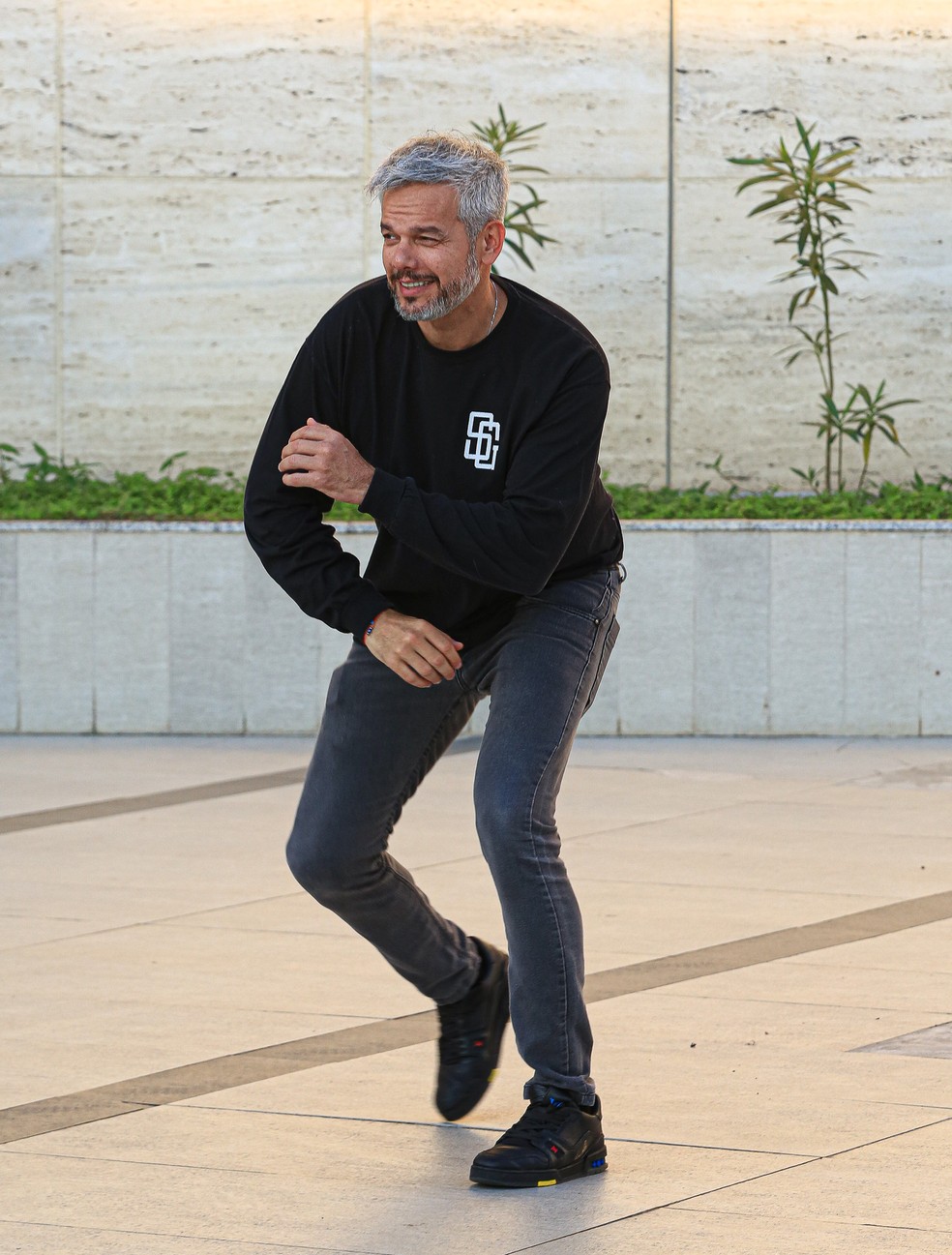 Otaviano Costa faz pose para paparazzis no Rio — Foto: Edson Aipim/AgNews