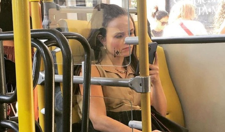 Larissa Manoela é vista em ônibus em meio à polêmica; situação confunde fãs