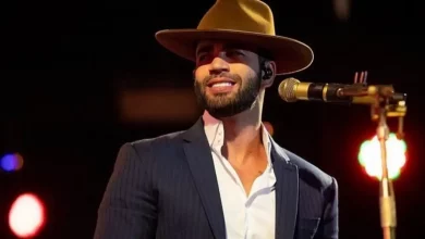 Gusttavo Lima é atingido no rosto por chapéu durante show