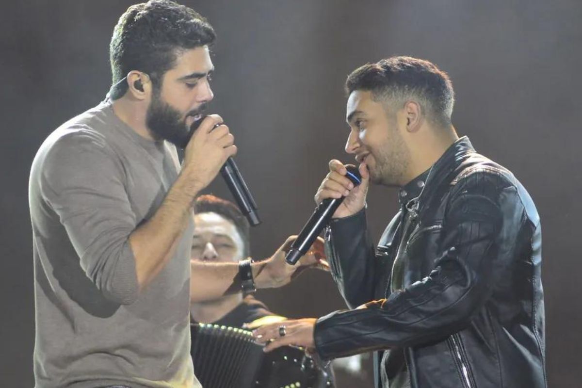 Henrique e Juliano ganham discos de ouro e platina (Foto: reprodução/G1)