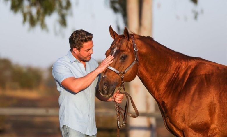 Wesley Safadão ostenta cavalo de R$ 5 milhões em fazenda