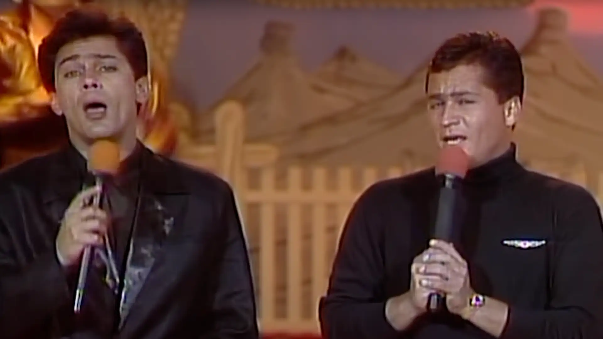 (Leandro e Leonardo no primeiro "Sabadão Sertanejo" exibido em 1991 - Reprodução YouTube/SBT)