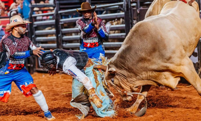 Rodeio no MT quase acaba em tragédia com peão preso em boi