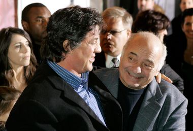 Burt Young ao lado de Sylvester Stallone. Os dois atuaram juntos em 'Rocky' em toda a sequência de filmes.