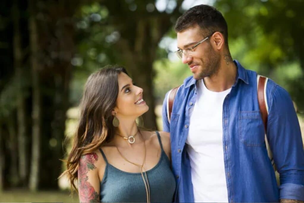 Lucas Lucco ao lado de Giovanna Lancellotti em Sol Nascente. (Foto: Reprodução/ Globo)