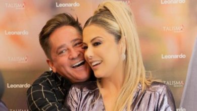 Leonardo é surpreendido e tem palco invadido por Poliana Rocha em show