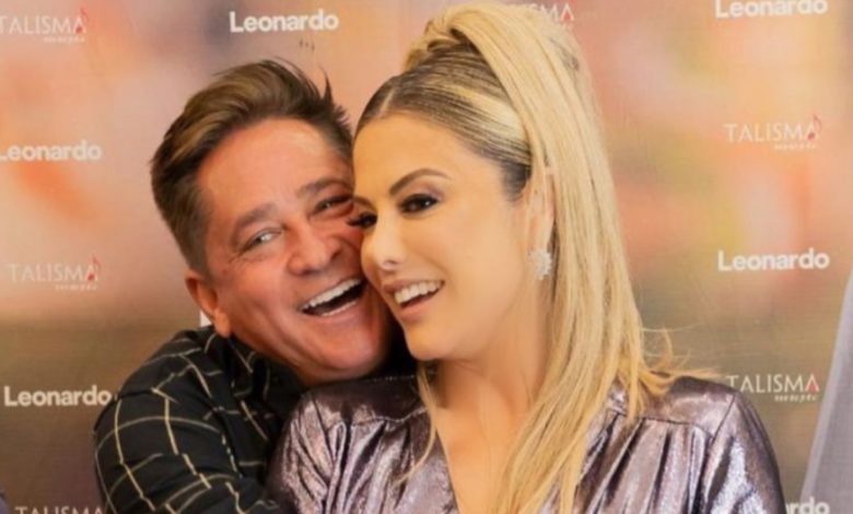 Leonardo é surpreendido e tem palco invadido por Poliana Rocha em show