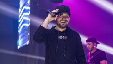 Cantor sertanejo sofre grave acidente de jet-ski e pai desabafa: “Bateu a cabeça”