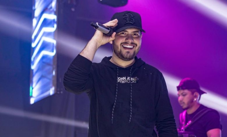 Cantor sertanejo sofre grave acidente de jet-ski e pai desabafa: “Bateu a cabeça”