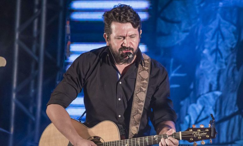 Cantor sertanejo faz cirurgia às pressas após correr risco de vida: “Cólica violenta”