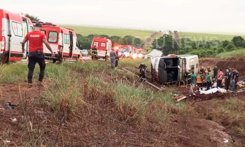 Ônibus tomba e mata 9 passageiros, todos de Monte Alto 