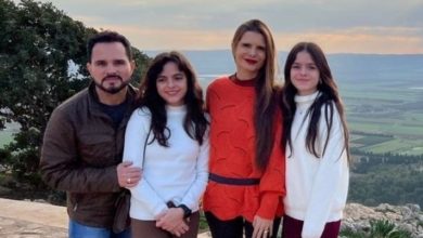 Luciano Camargo é batizado com a família e fotos mostram momentos especiais em Israel; confira